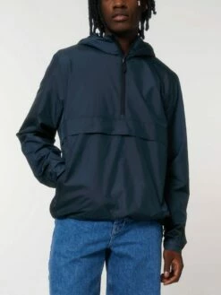 Unisex Pull-Over Jacke Aus Recyceltem Polyester - French Navy -Grundstoff Verkaufsladen U834 727 12 stylischer pull over Windbreaker in navyblau mit Kaouze und verstellbarem Huftsaum aus rec Polyester vegan 1280x1280