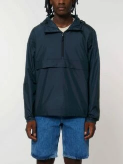 Unisex Pull-Over Jacke Aus Recyceltem Polyester - French Navy -Grundstoff Verkaufsladen U834 727 4 dunkelblaue Uberziejacke mit verdecktem Reissverschluss endet auf der Haelfte an uml aufender Zierklappe oekofair 1280x1280