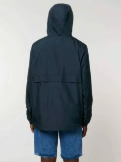 Unisex Pull-Over Jacke Aus Recyceltem Polyester - French Navy -Grundstoff Verkaufsladen U834 727 6 Kapuzenjacke zum ueberziehen aus rec Polyester aus PET Flaschen stylisch wasserabweisend und atmungsaktiv french navy 1280x1280