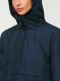 Unisex Pull-Over Jacke Aus Recyceltem Polyester - French Navy -Grundstoff Verkaufsladen U834 727 7 Kapuzenjacke zum ueberziehen aus reinem Recycelmaterial stylisch geschnitten mit verdecktem Reissverschluss der auf Brusthoehe endet vegan 1280x1280