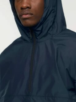 Unisex Pull-Over Jacke Aus Recyceltem Polyester - French Navy -Grundstoff Verkaufsladen U834 727 8 Detail gefuetterte Kapuze mit verstellbarem Gummibund verdeckter Reissverschluss mit Kinnschutz aus rec Polyester navy 1280x1280