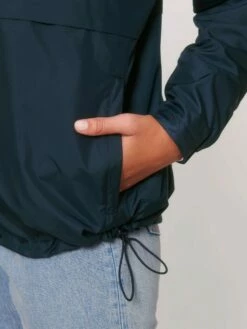 Unisex Pull-Over Jacke Aus Recyceltem Polyester - French Navy -Grundstoff Verkaufsladen U834 727 9 hochwertig verarbeitete Kapuzenjacke aus umweltschonendem recyceltem Polyester mit verschliessbarer Seitentasche und Gummizug im Hueftsaum 1280x1280