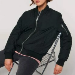 Unisex Bomber Jacke Aus Recyceltem Polyester - Black -Grundstoff Verkaufsladen U844 002 11 laessig geschnittene Bomberjacke gefuettert mit silberfarbenem Reissverschluss oekofair dank rec Polyester 1280x1280