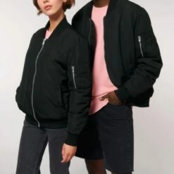 Unisex Bomber Jacke Aus Recyceltem Polyester - Black -Grundstoff Verkaufsladen U844 002 13 Unisex Bomberjacke fair und nachhaltig produziert 1280x1280