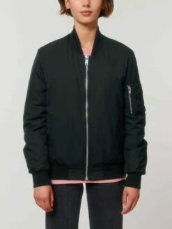 Unisex Bomber Jacke Aus Recyceltem Polyester - Black -Grundstoff Verkaufsladen U844 002 3 nachhaltige Mode fair produziert schwarze Bomerjacke aus rec PET Flaschen 1280x1280