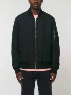 Unisex Bomber Jacke Aus Recyceltem Polyester - Black -Grundstoff Verkaufsladen U844 002 4 fair trade Bomerjacke aus reinem Recyclingmaterial mit Aermeltasche stylisch in schwarz 1280x1280
