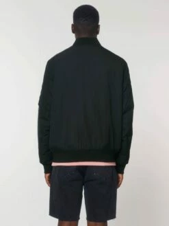 Unisex Bomber Jacke Aus Recyceltem Polyester - Black -Grundstoff Verkaufsladen U844 002 6 Unisex Bomberjacke Rueckansicht mit Rippbuendchen an Kragen Aermeln und Hueftabschluss schwarz 1280x1280