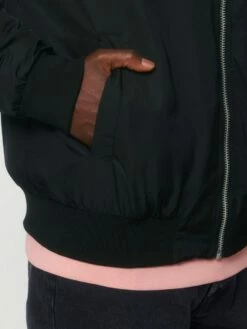 Unisex Bomber Jacke Aus Recyceltem Polyester - Black -Grundstoff Verkaufsladen U844 002 7 Detail Seitentasche mit Druck Knopf Verschluss fair Fashion 1280x1280