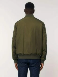 Unisex Bomber Jacke Aus Recyceltem Polyester - British Khaki 15 Unisex Bomber Jacke Aus Recyceltem Polyester - British Khaki -Grundstoff Verkaufsladen U844 008 4 vegane Jacke aus recycelten PET Flaschen Rueckansicht mit Rippbuendchen an Kragen Aermeln und Huefte umweltschonend 1280x1280