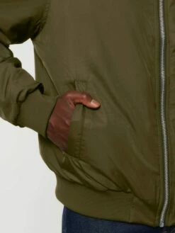 Unisex Bomber Jacke Aus Recyceltem Polyester - British Khaki 16 Unisex Bomber Jacke Aus Recyceltem Polyester - British Khaki -Grundstoff Verkaufsladen U844 008 5 Bomber Jacke mit zwei Seitentaschen mit Druckknoepf verschliessbar faire Mode Unisex 1280x1280