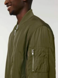 Unisex Bomber Jacke Aus Recyceltem Polyester - British Khaki 17 Unisex Bomber Jacke Aus Recyceltem Polyester - British Khaki -Grundstoff Verkaufsladen U844 008 6 stylische Bomberjacke aus reinem Recycelmaterial mit auffaelliger Aermeltasche mit 4 Stiftehalter ressourcenschonend 1280x1280