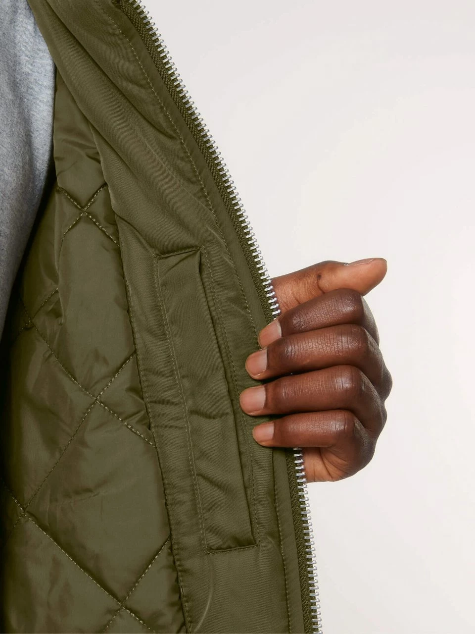 Unisex Bomber Jacke Aus Recyceltem Polyester - British Khaki 10 Unisex Bomber Jacke Aus Recyceltem Polyester - British Khaki – Bild 8