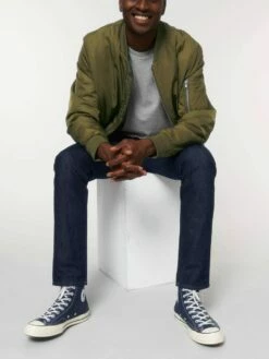 Unisex Bomber Jacke Aus Recyceltem Polyester - British Khaki 14 Unisex Bomber Jacke Aus Recyceltem Polyester - British Khaki -Grundstoff Verkaufsladen U844 008 9 fair und nachhaltig Bomberjacke aus reinem Recycelmaterial british khaki vegan 1280x1280