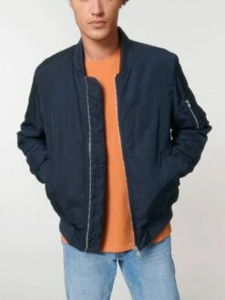 Unisex Bomber Jacke Aus Recyceltem Polyester - French Navy 24 Unisex Bomber Jacke Aus Recyceltem Polyester - French Navy -Grundstoff Verkaufsladen U844 727 12 gefuetterte Jacke stylisch und nachhaltig aus reinem recyceltem Polyester navyblau 1280x1280