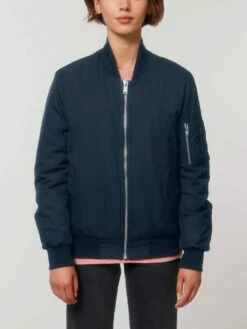 Unisex Bomber Jacke Aus Recyceltem Polyester - French Navy 20 Unisex Bomber Jacke Aus Recyceltem Polyester - French Navy -Grundstoff Verkaufsladen U844 727 3 Unisex recycel Jacke umwelt und ressourcenschonend mit silberfarbenem Reissverschluss vegan 1280x1280