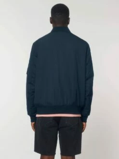 Unisex Bomber Jacke Aus Recyceltem Polyester - French Navy 17 Unisex Bomber Jacke Aus Recyceltem Polyester - French Navy -Grundstoff Verkaufsladen U844 727 6 nachhaltig und fair die Unisex Bomberjacke aus rec Polyester ressourcenschoned vegan 1280x1280