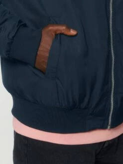 Unisex Bomber Jacke Aus Recyceltem Polyester - French Navy 19 Unisex Bomber Jacke Aus Recyceltem Polyester - French Navy -Grundstoff Verkaufsladen U844 727 7 Bomberjacke in navyblau Detail Seitentasche mit Druckknopf fair Fashion 1280x1280