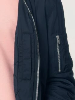 Unisex Bomber Jacke Aus Recyceltem Polyester - French Navy 22 Unisex Bomber Jacke Aus Recyceltem Polyester - French Navy -Grundstoff Verkaufsladen U844 727 8 hochwertig verarbeitete Unisex Jacke aus rec PET Flaschen mit Paspeltascha auf Innenseite verschliessbar mit Druckknopf 1280x1280