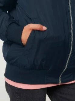 Unisex Bomber Jacke Aus Recyceltem Polyester - French Navy 23 Unisex Bomber Jacke Aus Recyceltem Polyester - French Navy -Grundstoff Verkaufsladen U844 727 9 locker geschnittene Bomberjacke Seitentasche mit Druckknopf vegan french navy 1280x1280