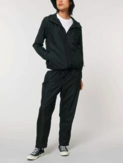 Unisex Windbreaker Aus Recyceltem Polyester - Black -Grundstoff Verkaufsladen U846 002 11 laessige Multifunktions Jacke aus reinem Recycelmaterial fair Fashion 1280x1280