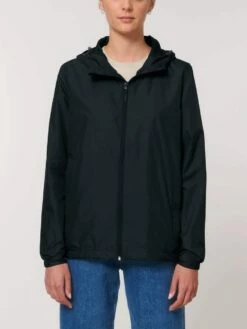 Unisex Windbreaker Aus Recyceltem Polyester - Black -Grundstoff Verkaufsladen U846 002 3 vegane Unisex Jacke aus leichtem recyceltem Material mit Seitentaschen und Kapuze schwarz 1280x1280