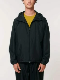 Unisex Windbreaker Aus Recyceltem Polyester - Black -Grundstoff Verkaufsladen U846 002 4 oekofaire Kapuzen Jacke fuer Sie und Ihn mit Mesh Gewebe leicht aus reinem Recycelmaterial 1280x1280