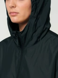 Unisex Windbreaker Aus Recyceltem Polyester - Black -Grundstoff Verkaufsladen U846 002 7 leichte Kapuzenjacke mit Gummizug verdecktem Nylon Reissverschluss schwarz aus Recycelmaterial 1280x1280