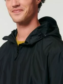 Unisex Windbreaker Aus Recyceltem Polyester - Black -Grundstoff Verkaufsladen U846 002 8 schwarze Multifunktionsjacke mit Reissverschluss mit Kinnschutz Kapuze durch Gummizug regulierbar vegan 1280x1280