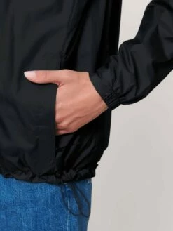 Unisex Windbreaker Aus Recyceltem Polyester - Black -Grundstoff Verkaufsladen U846 002 9 Seitentasche mit verdecktem Reissverschluss und versiegelten Naehten recyceltes Polyester 1280x1280