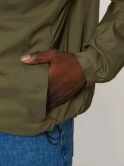 Unisex Windbreaker Aus Recyceltem Polyester - British Khaki 19 Unisex Windbreaker Aus Recyceltem Polyester - British Khaki -Grundstoff Verkaufsladen U846 008 10 Detail elastisches Aermelbuendchen Seitentasche und verstellbarer Gummizug am Saum fair Fashion 1280x1280