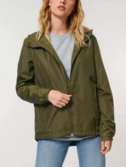 Unisex Windbreaker Aus Recyceltem Polyester - British Khaki 25 Unisex Windbreaker Aus Recyceltem Polyester - British Khaki -Grundstoff Verkaufsladen U846 008 11 stylische Kapuzenjacke mit durchgehendem Nylon Reissverschluss aus recycelten PET Flaschen 1280x1280