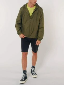 Unisex Windbreaker Aus Recyceltem Polyester - British Khaki 24 Unisex Windbreaker Aus Recyceltem Polyester - British Khaki -Grundstoff Verkaufsladen U846 008 12 Unisex Multifunktions Jacke in Khaki mit Kapuze Seitentaschen elastischen Aermelbuendchen vegan 1280x1280