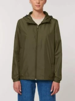 Unisex Windbreaker Aus Recyceltem Polyester - British Khaki 20 Unisex Windbreaker Aus Recyceltem Polyester - British Khaki -Grundstoff Verkaufsladen U846 008 3 vegane Jacke aus rec Polyester khaki mit verdecktem Reissverschluss Seitentaschen elastischen Aermelbuendchen nachhaltig 1280x1280