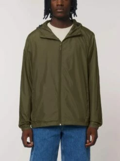 Unisex Windbreaker Aus Recyceltem Polyester - British Khaki 16 Unisex Windbreaker Aus Recyceltem Polyester - British Khaki -Grundstoff Verkaufsladen U846 008 4 nachhaltige Multifunktions Jacke aus rec PET Flaschen umweltschonend und fair produziert 1280x1280