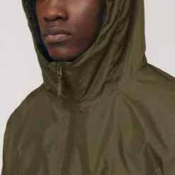 Unisex Windbreaker Aus Recyceltem Polyester - British Khaki 18 Unisex Windbreaker Aus Recyceltem Polyester - British Khaki -Grundstoff Verkaufsladen U846 008 8 vegane Kapuzenjacke mit versecktem Reissverschluss mit Kinnschutz aus reinem Recycelmaterial khaki 1280x1280
