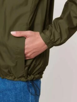 Unisex Windbreaker Aus Recyceltem Polyester - British Khaki 23 Unisex Windbreaker Aus Recyceltem Polyester - British Khaki -Grundstoff Verkaufsladen U846 008 9 Multifunktions Jacke aus rec Polyester mit Seitentasche mit Reissverschluss Saum mit Gummibund verstellbar 1280x1280