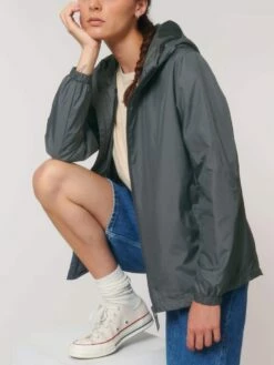 Unisex Windbreaker Aus Recyceltem Polyester - Deep Metal -Grundstoff Verkaufsladen U846 080 11 laessig leichte Multifunktions Jacke in deep metal mit Kapuze vegan 1280x1280