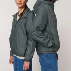 Unisex Windbreaker Aus Recyceltem Polyester - Deep Metal -Grundstoff Verkaufsladen U846 080 13 vegane Kapuzenjacke aus atmungsaktivem und wasserabweisendem Recycelmaterial 1280x1280