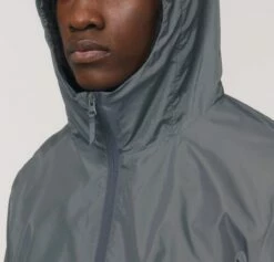 Unisex Windbreaker Aus Recyceltem Polyester - Deep Metal -Grundstoff Verkaufsladen U846 080 8 Unisex Kapuzenjacke mit verdecktem Nylon Reissverschluss mit Kinnschutz anthrazit 1280x1280