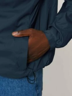 Unisex Windbreaker Aus Recyceltem Polyester - French Navy -Grundstoff Verkaufsladen U846 727 10 Detail Seitentasche mit Reissverschluss elastisches Aermelbuendchen Gummizug mit Stopper im Saum 1280x1280