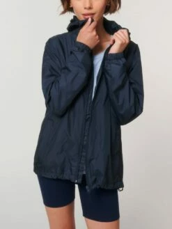 Unisex Windbreaker Aus Recyceltem Polyester - French Navy -Grundstoff Verkaufsladen U846 727 11 laessige Multifunktions Jacke fuer Sie und Ihn mit Kapuze verdecktem Reissverschluss und verstellbarem Saum 1280x1280