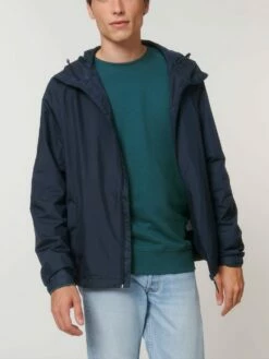 Unisex Windbreaker Aus Recyceltem Polyester - French Navy -Grundstoff Verkaufsladen U846 727 12 stylische Kapuzenjacke Unisex fuer Sport und Freizeit aus reinem Recycelmaterial vegan 1280x1280