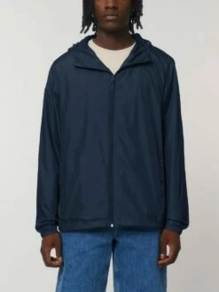 Unisex Windbreaker Aus Recyceltem Polyester - French Navy -Grundstoff Verkaufsladen U846 727 4 leichte Multifunktions Jacke fuer Sie und Ihn in navyblau aus rec PET Flaschen hergestellt 1280x1280