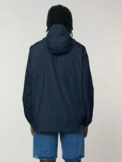 Unisex Windbreaker Aus Recyceltem Polyester - French Navy -Grundstoff Verkaufsladen U846 727 6 Rueckansicht Kapuzen Jacke aus rec Polyester fair und nachhaltig produziert hochwertig verarbeitet 1280x1280