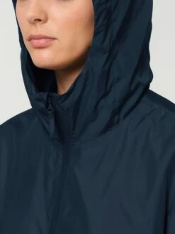 Unisex Windbreaker Aus Recyceltem Polyester - French Navy -Grundstoff Verkaufsladen U846 727 7 vegane Jacke mit doppellagiger Kapuze verdecktem Reissverschluss mit Kinnschutz navy 1280x1280