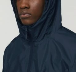 Unisex Windbreaker Aus Recyceltem Polyester - French Navy -Grundstoff Verkaufsladen U846 727 8 sportliche Unisex Kapuzenjacke verstellbar durch Gummizug mit Stopper Nylon Reissverschluss mit Kinnschutz vegan 1280x1280