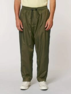 Unisex Multifunktionshose Aus Recyceltem Polyester - British Khaki 17 Unisex Multifunktionshose Aus Recyceltem Polyester - British Khaki -Grundstoff Verkaufsladen U847 008 4 fair und nachhaltig produziert die leichte Hose aus rec Polyester khaki vegan Unisex 1280x1280