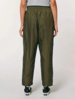 Unisex Multifunktionshose Aus Recyceltem Polyester - British Khaki 24 Unisex Multifunktionshose Aus Recyceltem Polyester - British Khaki -Grundstoff Verkaufsladen U847 008 5 nachhaltige Multifunktions Hose Rueckansicht gerade geschnitten mit Reissverschluss an Beinoeffnung 1280x1280