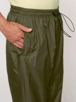 Unisex Multifunktionshose Aus Recyceltem Polyester - British Khaki 20 Unisex Multifunktionshose Aus Recyceltem Polyester - British Khaki -Grundstoff Verkaufsladen U847 008 8 khakifarbene Multifunktionshose aus reinem Recycelmaterial PET Flaschen mit verschliessbaren Seitentaschen 1280x1280