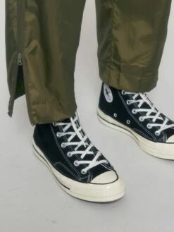 Unisex Multifunktionshose Aus Recyceltem Polyester - British Khaki 26 Unisex Multifunktionshose Aus Recyceltem Polyester - British Khaki -Grundstoff Verkaufsladen U847 008 9 Detail Reissverschluss an Beinoeffnungen gerade geschnitten Recycelmaterial 1280x1280